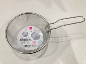 ダイソー　折りたたみ取っ手付 収納便利なザル